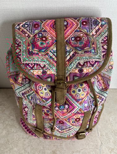 حقيبة ظهر باللوان زاهية بحجم واسع