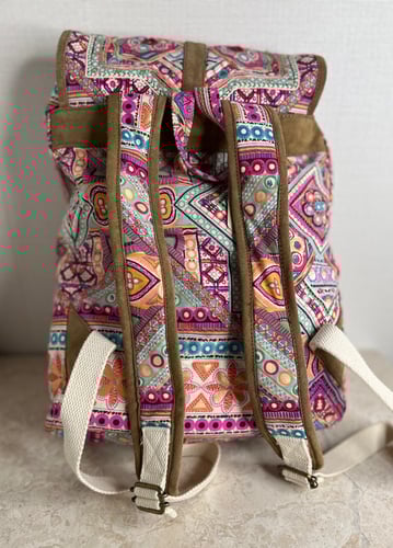 حقيبة ظهر باللوان زاهية بحجم واسع