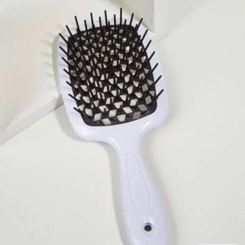 فرشاة لتسريح الشعر باللون الأسود