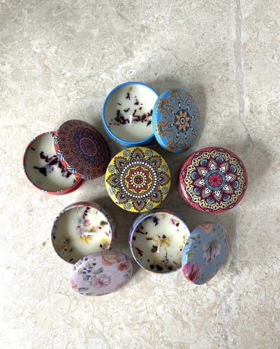 شموع فواحة صغير مع ورد مجفف مناسبة للتوزيعات