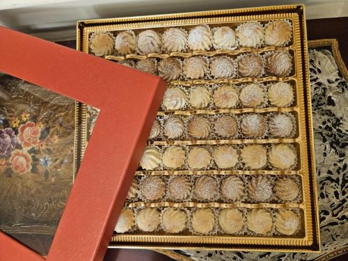 معمول بكس العيد مشكل (أبيض وأسمر)