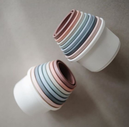 اكواب التكديس من mushie -ازرق-