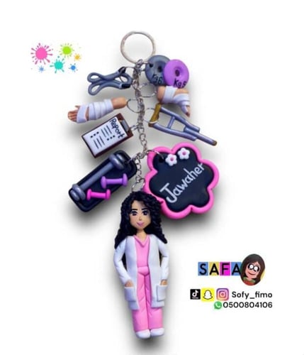 مدالية أخصائية علاج طبيعي شعرها كيرلي