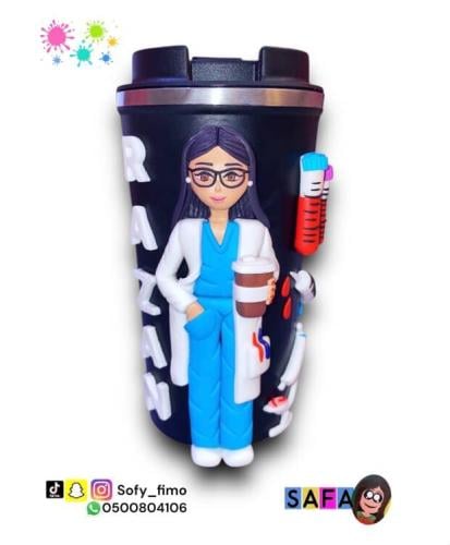 أخصائية مختبر كوب حافظ للحرارة