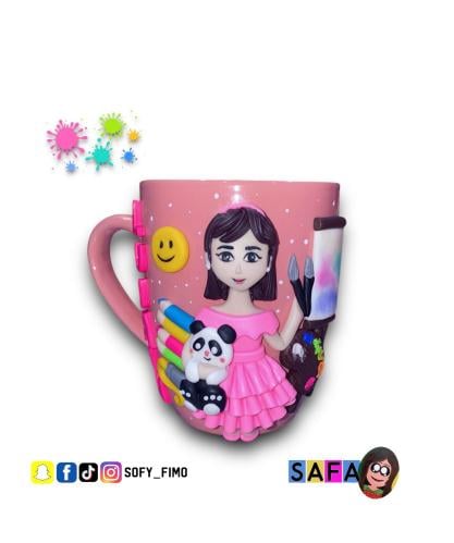 كوب بنت صغيرة تحب الرسم والالوان