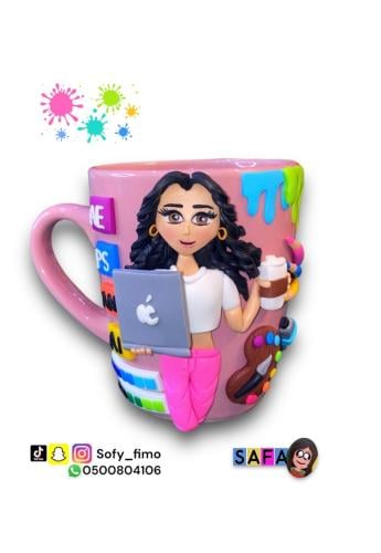 مصممة جرافيك