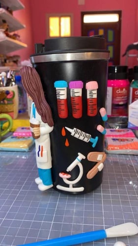 أخصائية مختبر كوب حافظ للحرارة