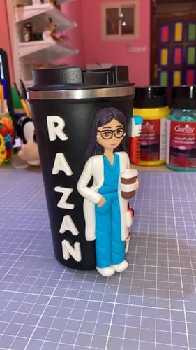 أخصائية مختبر كوب حافظ للحرارة