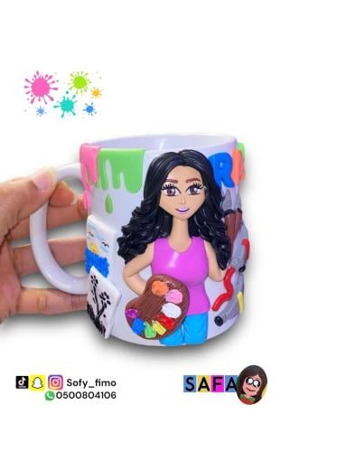 كوب رسامة مع الألوان