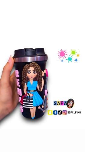 بنت تحب المكياج والموضة شعرها كيرلي