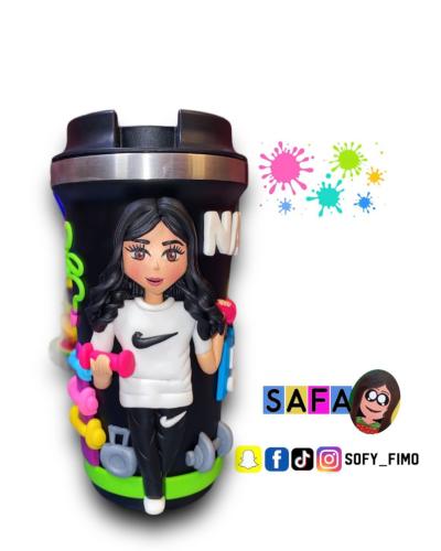 مدربة رياضة كوب حافظ للحرارة