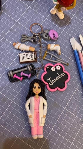 مدالية أخصائية علاج طبيعي شعرها كيرلي