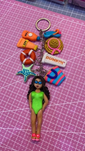 مدالية بنت تحب البحر والسباحة