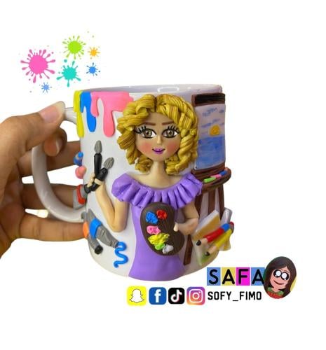 كوب رسامه مع الألوان