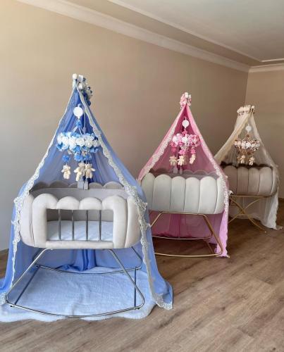 سرير استقبال مواليد مع الناموسية