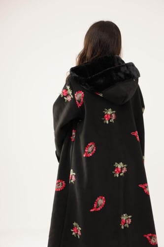 فروه نسائي قماش مخمل بتطريز مورد