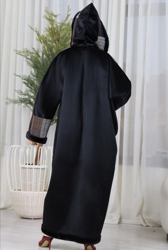 فروة نسائية بنقشة سدو قماش جوخ مبطن بفرو