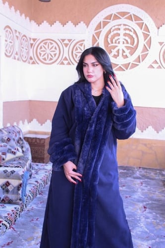 فروه نسائي جوخ بفرو مدرب طولي مع قبعه وجيوب - بدون...