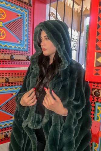 فروة نسائية فرو ناعم مع كاب باللون العشبي