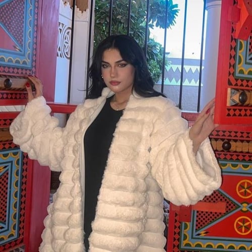 فروه نسائية والفرو من الخارج باللون السكري