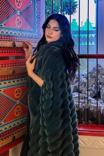 فروة نسائية فرو ناعم مع كاب باللون العشبي