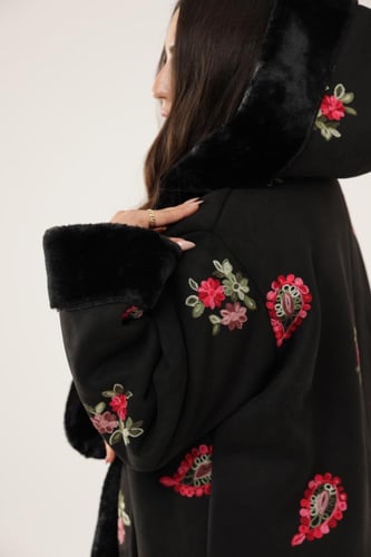 فروه نسائي قماش مخمل بتطريز مورد