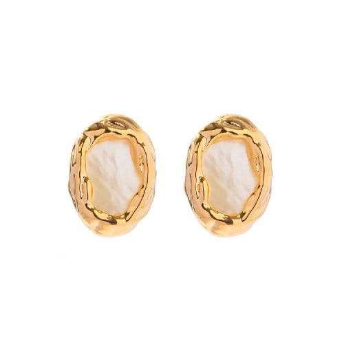 أقراط بيضاوية من اللؤلؤ