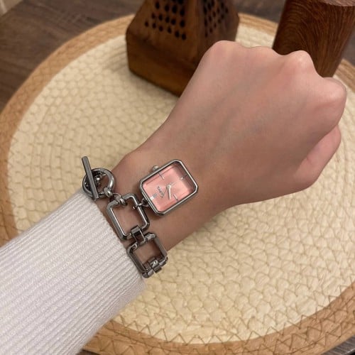 ساعة نسائية علي شكل قفل سيلفر