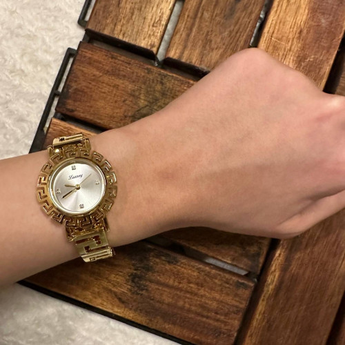 ساعة نسائية ذهبية انيقة بميناء ابيض