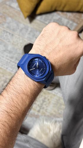 الساعة الكاربون باللون الكحلي