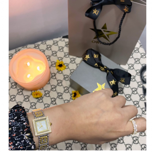 ساعة مربعة فضي