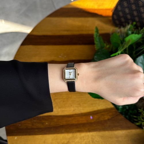 ساعة نسائية جلد طبيعي أسود