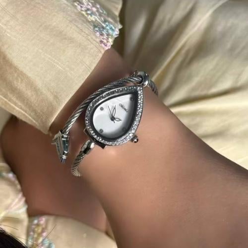 ساعة نسائية كوارتز كلاسكية فضي