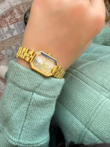 ساعة يوم التأسيس النسائية ذهبي