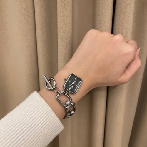 ساعة نسائية علي شكل قفل أسود