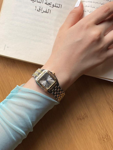 ساعة نسائية مربعة باللونين الذهبي والفضي