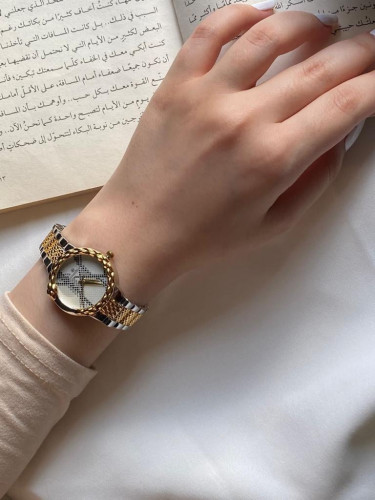 ساعة نسائية فخمة بميناء ابيض مزخرف