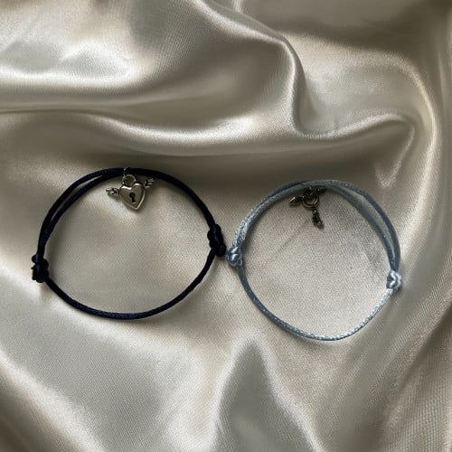 اساور الصداقة مع بعض