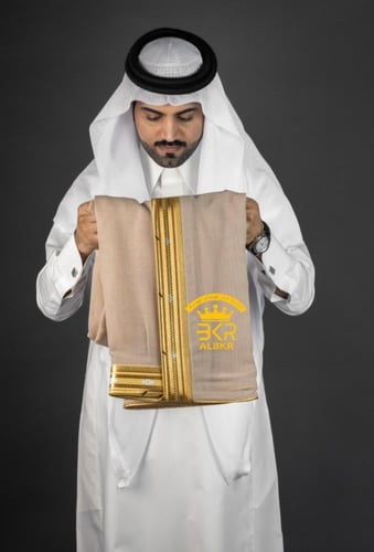 البشت المميز دقه ملكي البيج