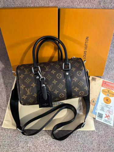 شنطه نسائيه—LV