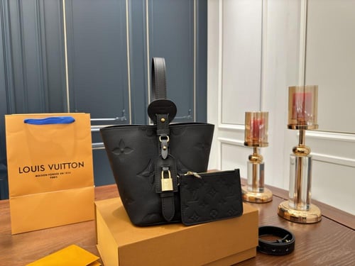 شنطه نسائيه Louis Vuitton