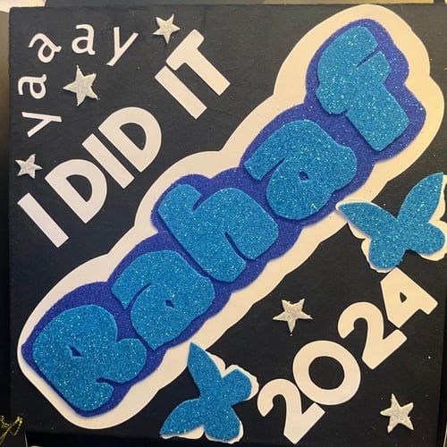 قبعه تخرج جاهزه مع التصميم والتثبيت