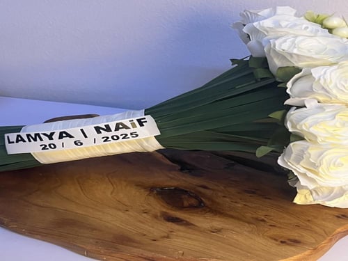 باقه ورد البيبي روز والتوليب مع شريطه بالاسم