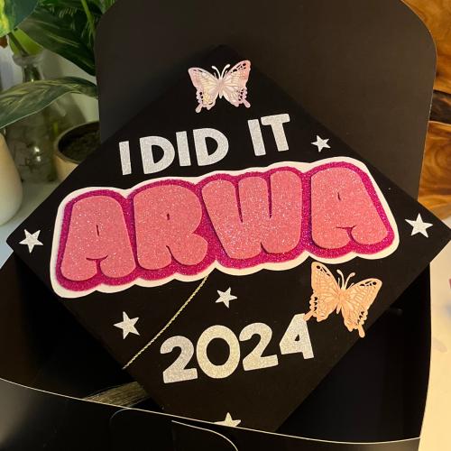 قبعه تخرج جاهزه مع التصميم والتثبيت