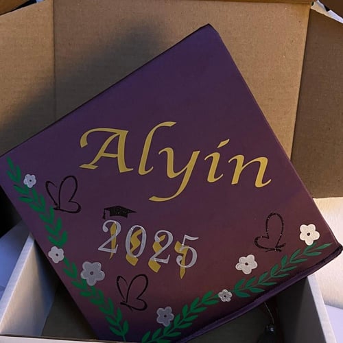 قصاصات قبعه التخرج الاسم فقط بدون قبعه