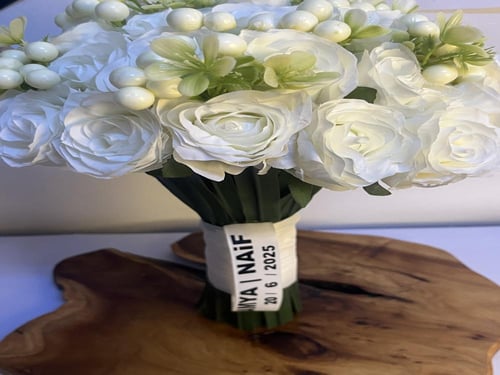 باقه ورد البيبي روز والتوليب مع شريطه بالاسم