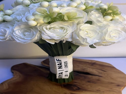 باقه ورد البيبي روز والتوليب مع شريطه بالاسم