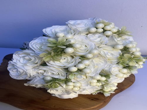 باقه ورد البيبي روز والتوليب مع شريطه بالاسم