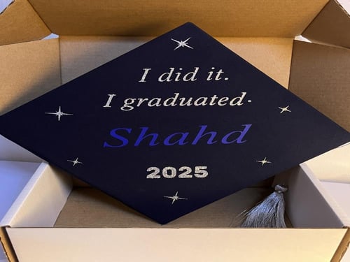 قصاصات قبعه التخرج الاسم فقط بدون قبعه