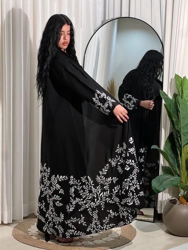 عباية سوداء تطريز أوف وايت
